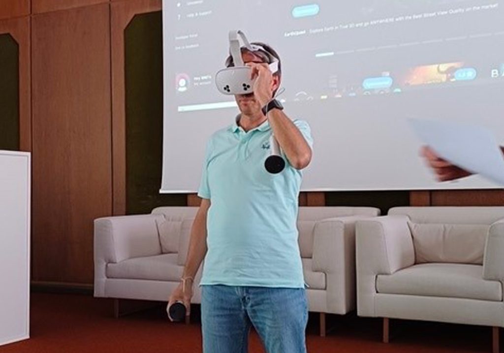 Mann mit Virtual Reality Brille