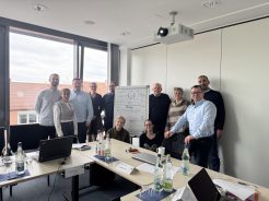 Besprechung mit Flipchart Projektpartner vor Flipchart im Besprechungsraum