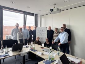 Projektpartner vor Flipchart im Besprechungsraum