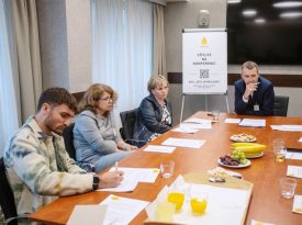 Gruppe von Projektpartnern im Besprechungsraum