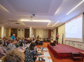 Rednerin im Vortragssaal