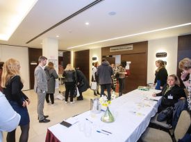 Gruppe von Projektpartnern im Foyer