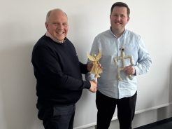 Geschenkübergabe Ukrainischer Partner überreicht dem Leadpartner ein Gastgeschenk