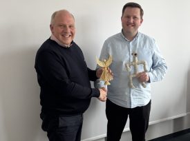 Ukrainischer Partner überreicht dem Leadpartner ein Gastgeschenk